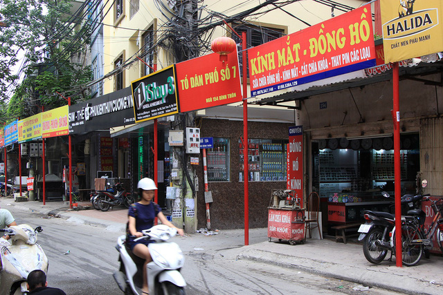 Qua khảo s&aacute;t thực tế v&agrave; vận động người d&acirc;n đồng thuận, UBND phường Mỹ Đ&igrave;nh đ&atilde; cắm 200 cột c&oacute; chiều cao bằng nhau, sơn m&agrave;u đỏ tr&ecirc;n to&agrave;n tuyến đường để treo hệ thống biển hiệu kinh doanh, biển quảng c&aacute;o một c&aacute;ch đồng bộ, c&ugrave;ng k&iacute;ch thước.