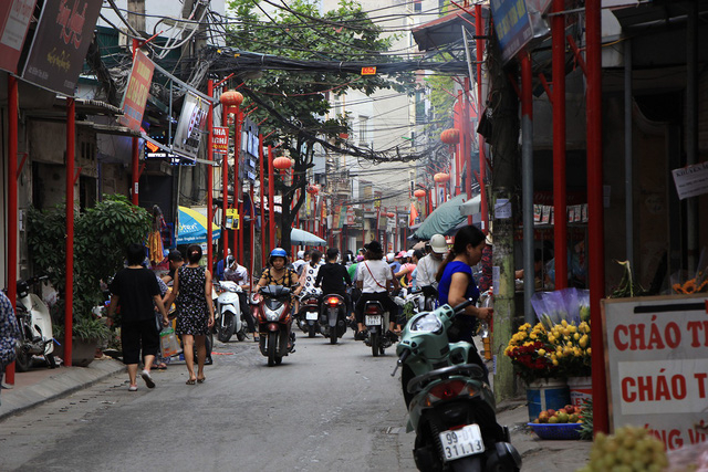 Tr&ecirc;n c&aacute;c cột c&oacute; gắn gi&aacute; treo cờ v&agrave; đ&egrave;n lồng, phục vụ tuy&ecirc;n truyền c&aacute;c ng&agrave;y lễ lớn của đất nước, Thủ đ&ocirc; v&agrave; địa phương