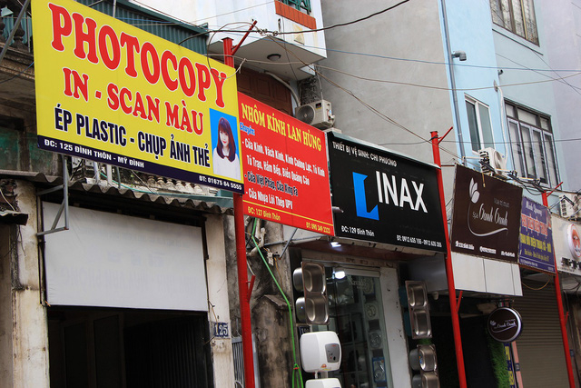 To&agrave;n bộ biển quảng c&aacute;o, biển hiệu của c&aacute;c hộ kinh doanh, doanh nghiệp dọc tuyến đường n&agrave;y được lắp đặt theo đ&uacute;ng quy định với chiều cao của bảng biển l&agrave; 1,2m; nội dung của biển theo mục đ&iacute;ch kinh doanh của c&aacute;c hộ, kh&ocirc;ng quy định về m&agrave;u sắc. 100% từ nguồn x&atilde; hội h&oacute;a, người d&acirc;n tự lựa chọn chất liệu, h&igrave;nh thức, tự chi trả kinh ph&iacute;.