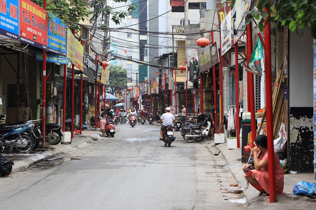 Phường hi vọng đường l&agrave;ng Đ&igrave;nh Th&ocirc;n sẽ trở th&agrave;nh tuyến phố kiểu mẫu tiếp theo của H&agrave; Nội, sau tuyến phố đầu ti&ecirc;n l&agrave; L&ecirc; Trọng Tấn (quận Thanh Xu&acirc;n).&nbsp;Tuyến đầu ti&ecirc;n n&agrave;y kh&aacute;nh th&agrave;nh v&agrave;o th&aacute;ng 5/2016, d&agrave;i khoảng 1,5 km từ n&uacute;t giao T&ocirc;n Thất T&ugrave;ng đến s&ocirc;ng Lừ. Tuyến đường &aacute;p dụng