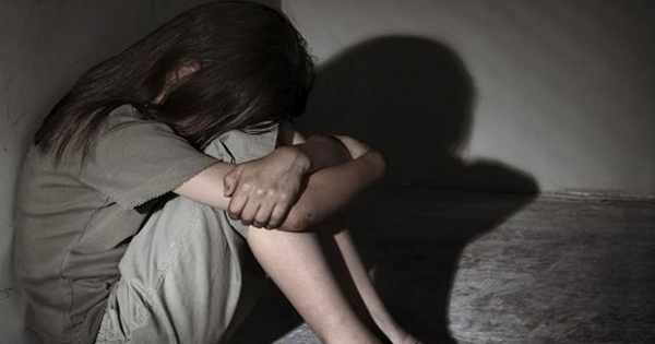 Bé gái 9 tuổi bị hiếp dâm khi giúp hàng xóm bóp tay, xoa bụng