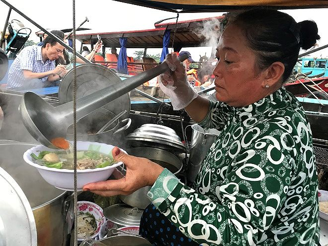 D&igrave; Bảy tất bật l&agrave;m đồ ăn s&aacute;ng cho du kh&aacute;ch