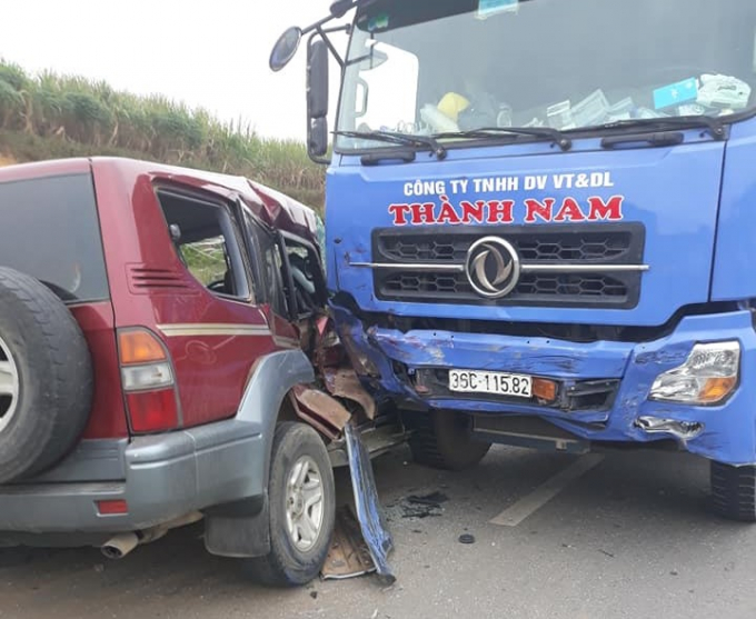 Va chạm xảy ra khi &ocirc; t&ocirc; 7 chỗ đi v&agrave;o l&agrave;n ngược chiều v&agrave; va chạm với xe tải