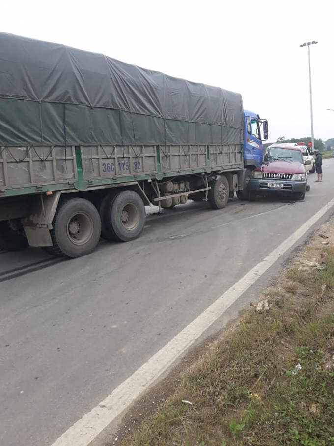 Vụ tai nạn khiến chiếc xe 7 chỗ bị hư hại nặng, biến dạng 1 b&ecirc;n, long b&aacute;nh xe.