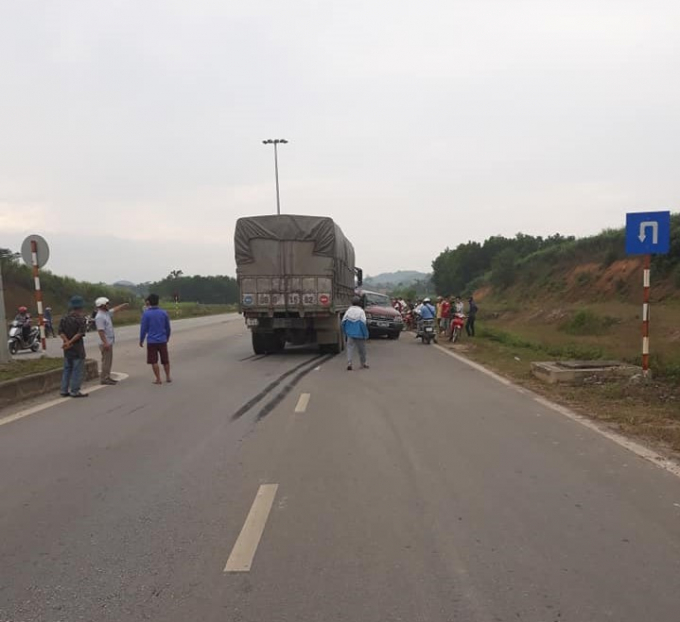 Vết phanh gấp k&eacute;o d&agrave;i từ 5 - 7 m tại hiện trường vụ tai nạn