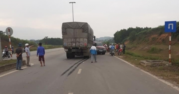 Lại đi ngược chiều, ô tô 7 chỗ biến dạng sau khi va chạm với xe tải