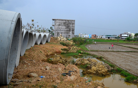 R&agrave; so&aacute;t, đ&aacute;nh gi&aacute; việc thực hiện c&aacute;c dự &aacute;n khu đ&ocirc; thị, khu d&acirc;n cư tại Quảng Ng&atilde;i. Ảnh: NLĐ.