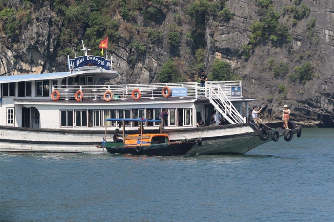 Một thuyền b&aacute;n h&agrave;ng rong đang cặp v&agrave;o mạn T&agrave;u &Aacute;nh Dương 10. Ảnh: CTV.