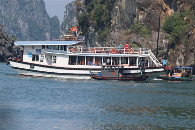 C&aacute;c thuyền b&aacute;n h&agrave;ng rong chủ yếu t&igrave;m c&aacute;ch l&ecirc;n t&agrave;u chở du kh&aacute;ch Trung Quốc. Ảnh: CTV.