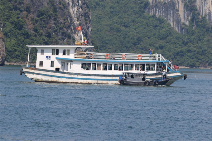 T&agrave;u Bạch Đằng 08 QN1238 đang để cho thuyền b&aacute;n h&agrave;ng rong cặp mạn. Ảnh: CTV.