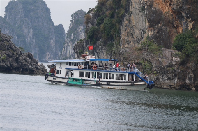 T&agrave;u B&agrave;i Thơ 15 QN2520 để cho thuyền b&aacute;n h&agrave;ng rong cặp mạn ng&agrave;y 27.10.2018. Ảnh: CTV.
