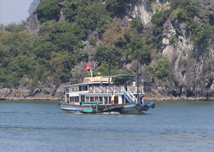 Thuyền b&aacute;n h&agrave;ng rong cặp t&agrave;u du lịch Hải Anh 16 QN3025 ng&agrave;y 26.10.2018. Ảnh: CTV.