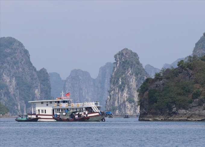 Thuyền b&aacute;n h&agrave;ng rong cặp v&agrave;o t&agrave;u du lịch n&agrave;y ng&agrave;y 25.10.2018. Ảnh: CTV.