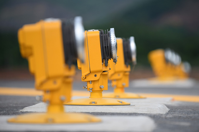 Hệ thống đ&egrave;n t&iacute;n hiệu, dẫn đường cất-hạ c&aacute;nh cho m&aacute;y bay.