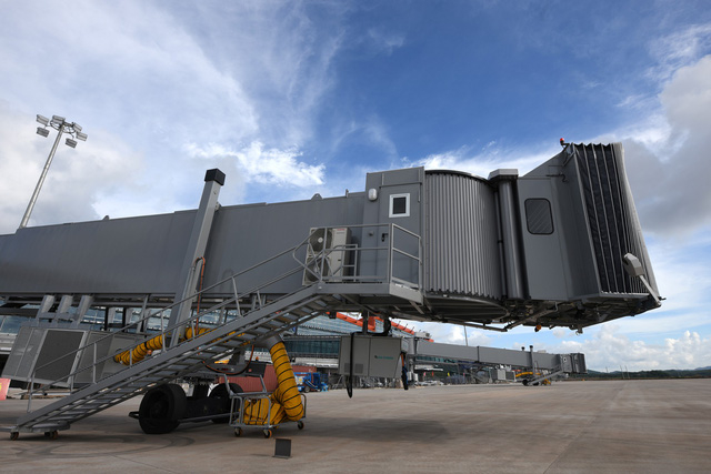 Cảng c&oacute; 4 ống lồng để phục h&agrave;nh kh&aacute;ch di chuyển từ nh&agrave; ga l&ecirc;n m&aacute;y bay v&agrave; ngược lại.