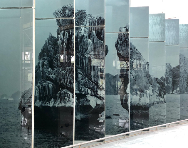 Kh&aacute;c biệt so với c&aacute;c s&acirc;n bay kh&aacute;c ở Việt Nam l&agrave; b&ecirc;n trong s&acirc;n bay V&acirc;n Đồn t&aacute;i hiện nhiều h&igrave;nh ảnh đẹp về thắng cảnh du lịch cũng như c&aacute;c di sản tại Quảng Ninh.