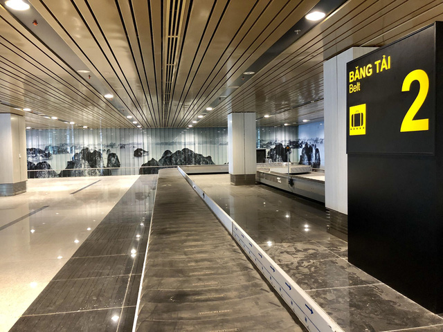 H&igrave;nh ảnh du lịch Hạ Long hiện ra ở mọi nơi trong s&acirc;n bay V&acirc;n Đồn.