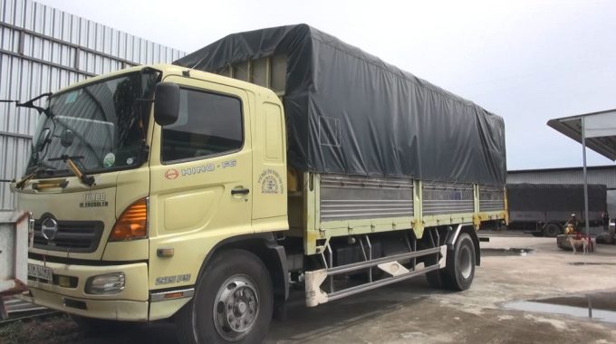 Chiếc &ocirc; t&ocirc; chở số h&agrave;ng h&oacute;a nhập lậu, kh&ocirc;ng r&otilde; nguồn gốc