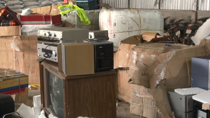 Tổng gi&aacute; trị h&agrave;ng h&oacute;a cơ quan chức năng thu giữ ước t&iacute;nh tr&ecirc;n 200 triệu đồng.