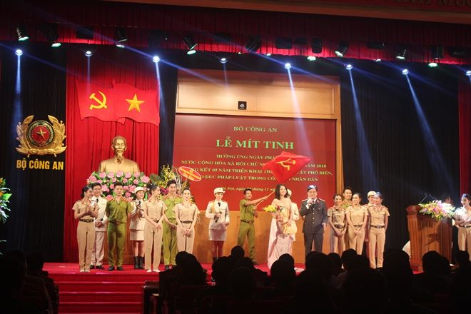 Chương tr&igrave;nh văn nghệ ch&agrave;o mừng Lễ m&iacute;t tinh hưởng ứng Ng&agrave;y Ph&aacute;p luật trong lực lượng C&ocirc;ng an nh&acirc;n d&acirc;n.