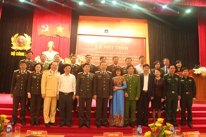 C&aacute;c đại biểu tham dự Lễ m&iacute;t tinh chụp ảnh lưu niệm.