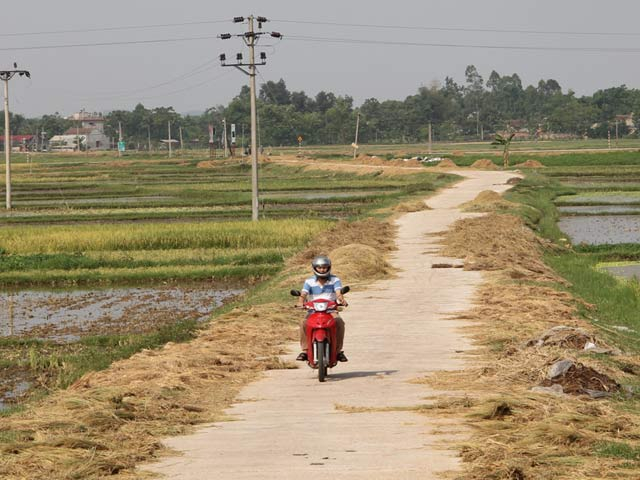 Đường giao th&ocirc;ng n&ocirc;ng th&ocirc;n ở x&atilde; Mai Hương, huyện Việt Y&ecirc;n (Bắc Giang) được trải ra đến từng c&aacute;nh đồng gi&uacute;p người d&acirc;n thuận tiện trong sản xuất. Ảnh: Việt T&ugrave;ng