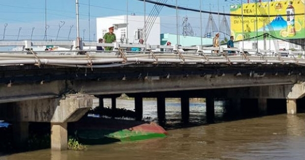 Sà lan bất ngờ chìm, 4 người nhảy ra ngoài thoát nạn