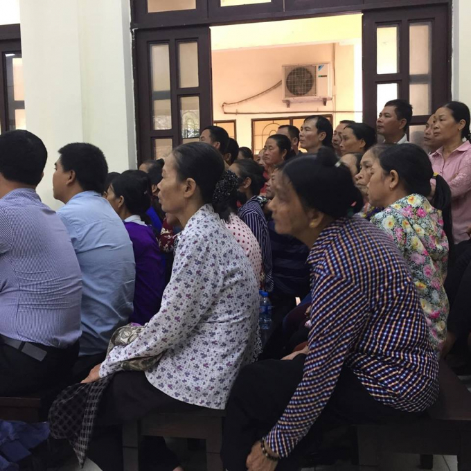 Người d&acirc;n đến theo d&otilde;i chật k&iacute;n ph&ograve;ng x&eacute;t xử v&agrave; ph&iacute;a ngo&agrave;i.