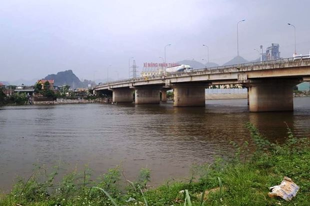 Cầu Bồng Lạng, nơi đ&ocirc;i nam nữ nhảy xuống s&ocirc;ng.