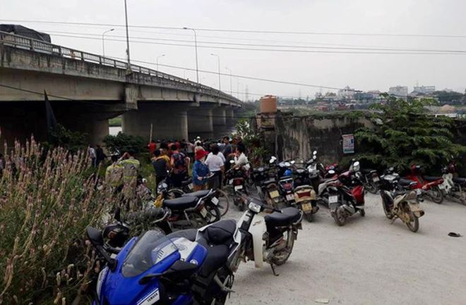 Rất đ&ocirc;ng người d&acirc;n k&eacute;o tới hiện trường xem lực lượng chức năng t&igrave;m kiếm nạn nh&acirc;n mất t&iacute;ch.