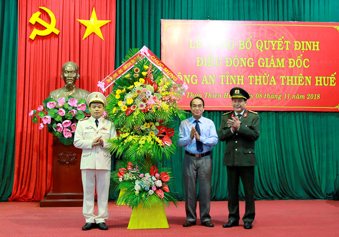 &Ocirc;ng B&ugrave;i Thanh H&agrave; (giữa) tặng hoa ch&uacute;c mừng đại t&aacute; L&ecirc; Quốc H&ugrave;ng (phải) v&agrave; đại t&aacute; Nguyễn Quốc Đo&agrave;n (tr&aacute;i).