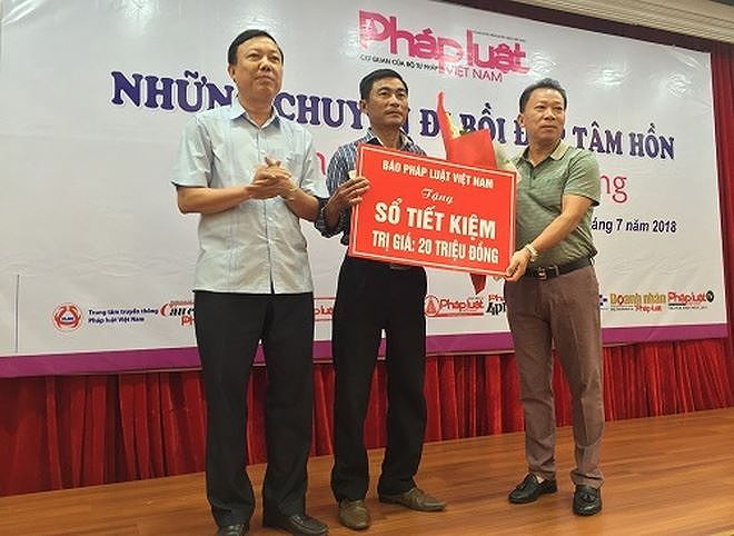 TS. Đ&agrave;o Văn Hội, Tổng bi&ecirc;n tập B&aacute;o PLVN tặng sổ tiết kiệm cho anh Trần Văn H&ugrave;ng - c&ocirc;ng chức tư ph&aacute;p x&atilde; Đức La, Đức Thọ, H&agrave; Tĩnh.