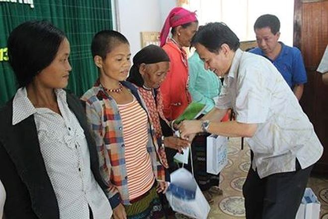 Ph&oacute; Tổng bi&ecirc;n tập thường trực B&aacute;o PLVN Đặng Ngọc Luyến trao qu&agrave; cho người d&acirc;n trong một chuyến thiện nguyện.