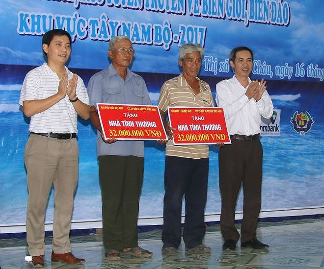 Ph&oacute; Tổng bi&ecirc;n tập B&aacute;o PLVN Trần Đức Vinh v&agrave; Gi&aacute;m đốc Sở Th&ocirc;ng tin &amp;amp;amp; truyền th&ocirc;ng S&oacute;c Trăng Dương Quốc Việt trao nh&agrave; t&igrave;nh thương cho 2 gia đ&igrave;nh ch&iacute;nh s&aacute;ch c&oacute; ho&agrave;n cảnh kh&oacute; khăn.