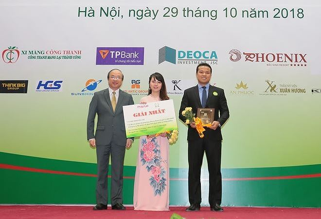 Thứ trưởng Bộ Tư ph&aacute;p Phan Ch&iacute; Hiếu trao Giải Nhất cuộc thi Thượng t&ocirc;n ph&aacute;p luật, ph&aacute;t triển bền vững năm 2018 do B&aacute;o PLVN tổ chức.