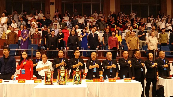 C&aacute;c đại biểu c&ugrave;ng c&aacute;c vị kh&aacute;ch mời l&agrave;m lễ ch&agrave;o cờ.