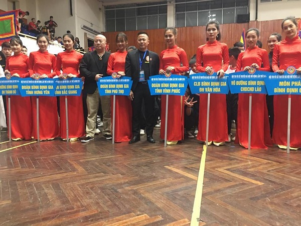 V&otilde; sư Đỗ Minh Tuấn (tr&aacute;i), v&otilde; sư B&ugrave;i C&ocirc;ng Phương (phải) chụp ảnh lưu niệm c&ugrave;ng m&ocirc;n ph&aacute;i B&igrave;nh Định Gia.