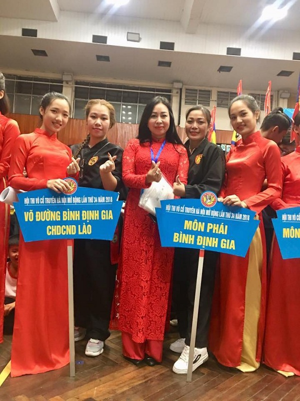 B&agrave; L&ecirc; Minh Thu (ở giữa) &ndash; Chưởng m&ocirc;n ph&aacute;i B&igrave;nh Định Gia chụp ảnh c&ugrave;ng m&ocirc;n ph&aacute;i.