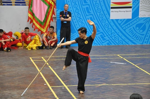 V&otilde; sư Phạm Quang Thịnh m&ocirc;n ph&aacute;i B&igrave;nh Định Gia biểu diễn trong lễ khai mạc giải.