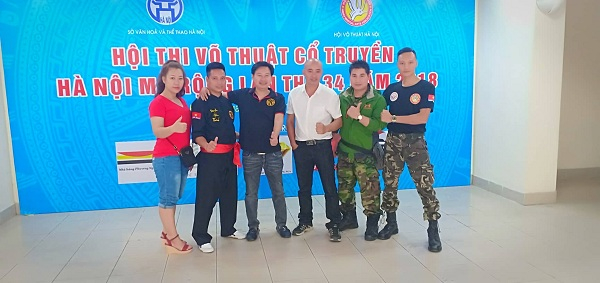 Đại v&otilde; sư Nguyễn B&aacute; Mạnh (thứ 3 b&ecirc;n tr&aacute;i sang) &ndash; Ph&oacute; chủ tịch li&ecirc;n đo&agrave;n V&otilde; cổ truyền Việt Nam chụp ảnh lưu niệm c&ugrave;ng c&aacute;c v&otilde; sư m&ocirc;n ph&aacute;i B&igrave;nh Định Gia.