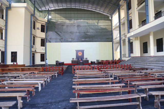 Do phi&ecirc;n t&ograve;a c&oacute; số lượng người tham gia đ&ocirc;ng n&ecirc;n TAND tỉnh Ph&uacute; Thọ đ&atilde; tổ chức ph&ograve;ng xử &aacute;n tại s&acirc;n t&ograve;a, c&oacute; diện t&iacute;ch gần 1.000m2.