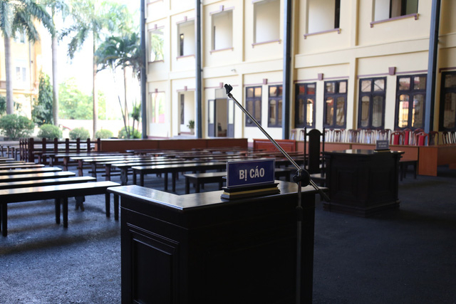 L&atilde;nh đạo TAND tỉnh Ph&uacute; Thọ cho biết, mặc d&ugrave; phải đưa vụ &aacute;n ra s&acirc;n t&ograve;a để x&eacute;t xử, nhưng TAND tỉnh n&agrave;y vẫn bố tr&iacute; ph&ograve;ng xử &aacute;n n&agrave;y theo đ&uacute;ng quy định, đảm bảo t&iacute;nh trang nghi&ecirc;m, với đầy đủ c&aacute;c thiết bị như một ph&ograve;ng xử &aacute;n b&igrave;nh thường.