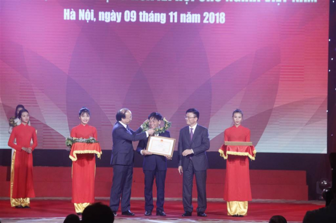 Bộ trưởng Bộ Tư ph&aacute;p L&ecirc; Th&agrave;nh Long v&agrave; Thứ trưởng Bộ Tư ph&aacute;p Phan Ch&iacute; Hiếu trao tặng Bằng khen của Bộ Tư ph&aacute;p cho B&aacute;o Ph&aacute;p luật Việt Nam (Ảnh: &Ocirc;ng Vũ Ho&agrave;ng Diệp, Ph&oacute; Tổng Bi&ecirc;n tập b&aacute;o Ph&aacute;p luật Việt Nam nhận bằng khen của Bộ trưởng Bộ Tư ph&aacute;p).