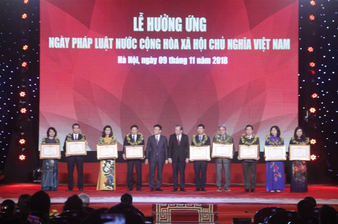 Trao tặng Bằng khen cho c&aacute;c c&aacute; nh&acirc;n, tập thể&nbsp;đạt th&agrave;nh t&iacute;ch xuất sắc qua 5 năm tổ chức hưởng ứng Ng&agrave;y Ph&aacute;p luật.