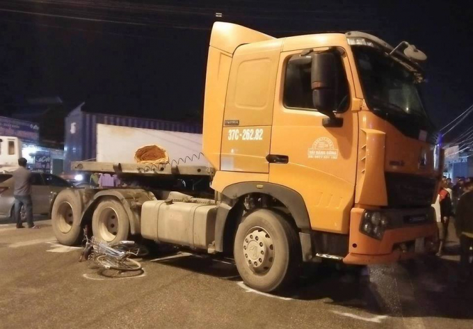 Hiện trường vụ tai nạn xảy ra tại địa b&agrave;n thị x&atilde; Ho&agrave;ng Mai khiến 1 học sinh tử vong tại chỗ.