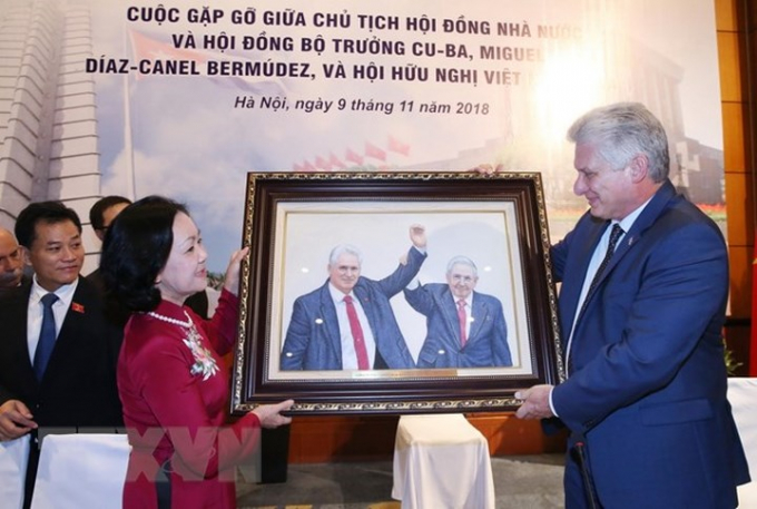 Chiều 9/11, tại H&agrave; Nội, &ocirc;ng Miguel Diaz Canel đ&atilde; c&oacute; buổi gặp gỡ với l&atilde;nh đạo v&agrave; hội vi&ecirc;n Hội hữu nghị Việt Nam-Cuba. Trong ảnh: Ủy vi&ecirc;n Bộ Ch&iacute;nh trị, B&iacute; thư Trung ương Đảng, Trưởng Ban D&acirc;n vận Trung ương, Chủ tịch Hội hữu nghị Việt Nam-Cuba Trương Thị Mai tặng Chủ tịch Cuba bức tranh đồng ch&iacute; Miguel Mario D&iacute;az-Canel Berm&uacute;dez với đồng ch&iacute; Ra&uacute;l Castro, B&iacute; thư thứ nhất Ban chấp h&agrave;nh Trung ương Đảng Cộng sản Cuba. (Ảnh: TTXVN)