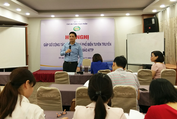 Cục trưởng Cục An to&agrave;n thực phẩm cho biết sẽ đẩy mạnh tuy&ecirc;n truyền người d&acirc;n thay đổi th&oacute;i quen thực phẩm Tết, kh&ocirc;ng n&ecirc;n t&iacute;ch trữ qu&aacute; nhiều thực phẩm trong nh&agrave;.