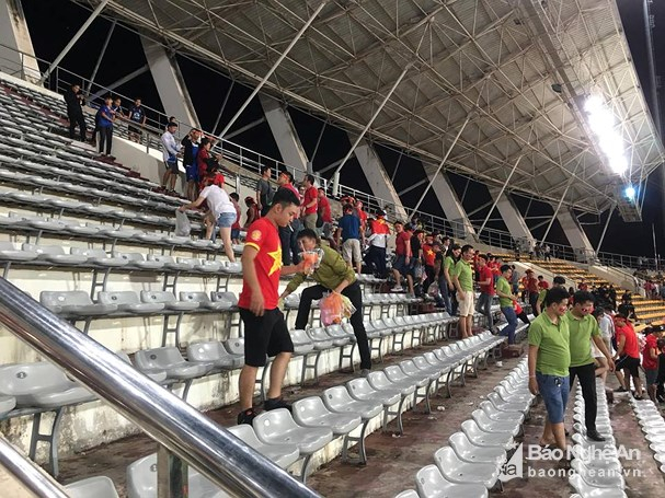 H&agrave;ng trăm cổ động vi&ecirc;n Việt Nam c&ugrave;ng tham gia hoạt động &yacute; nghĩa n&agrave;y. Ảnh: Lang Quốc Kh&aacute;nh