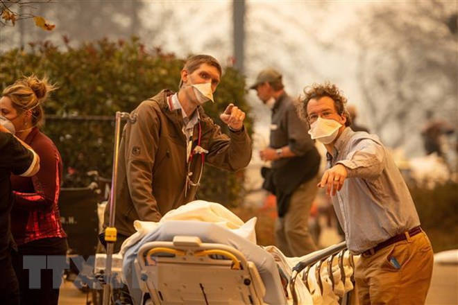 Sơ t&aacute;n c&aacute;c bệnh nh&acirc;n tại bệnh viện Feather River, sau khi c&aacute;c đ&aacute;m ch&aacute;y rừng lan rộng tới khu vực d&acirc;n cư ở Paradise, bang California, Mỹ, ng&agrave;y 8/11. (Nguồn: AFP/TTXVN)