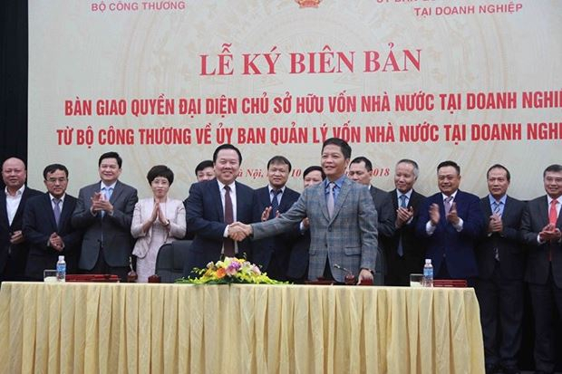 Bộ trưởng Trần Tuấn Anh v&agrave; Chủ tịch Ủy ban Nguyễn Ho&agrave;ng Anh k&yacute; kết văn bản b&agrave;n giao, đ&aacute;nh dấu ch&iacute;nh thức quyền đại diện chủ sở hữu 6 Tập đo&agrave;n, Tổng C&ocirc;ng ty chuyển về Ủy ban Quản l&yacute; vốn nh&agrave; nước tại doanh nghiệp. (Nguồn: tapchicongthuong.vn)